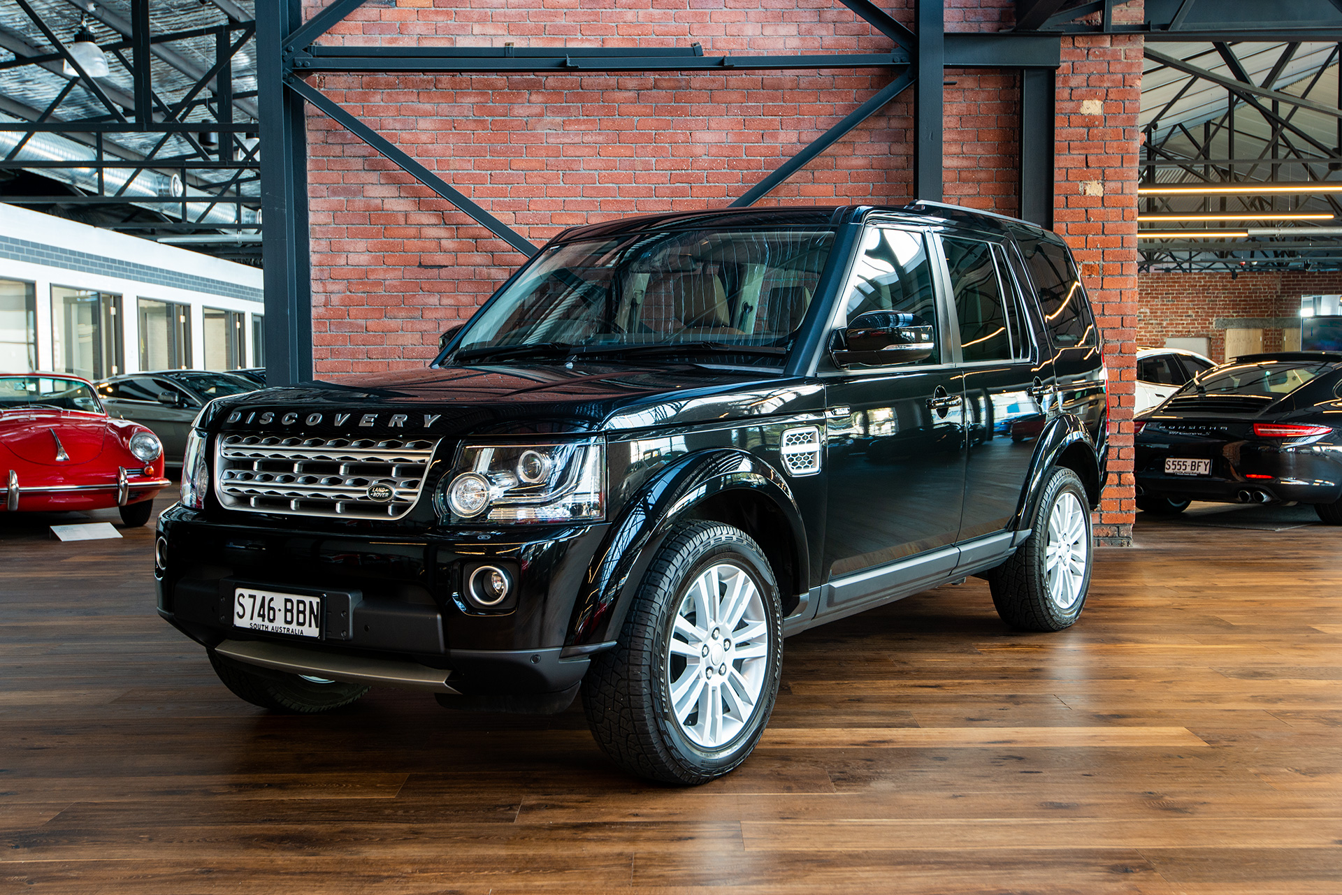 2014 Land Rover Discovery 4 HSE SDV6 - Richmonds - Classic and Prestige