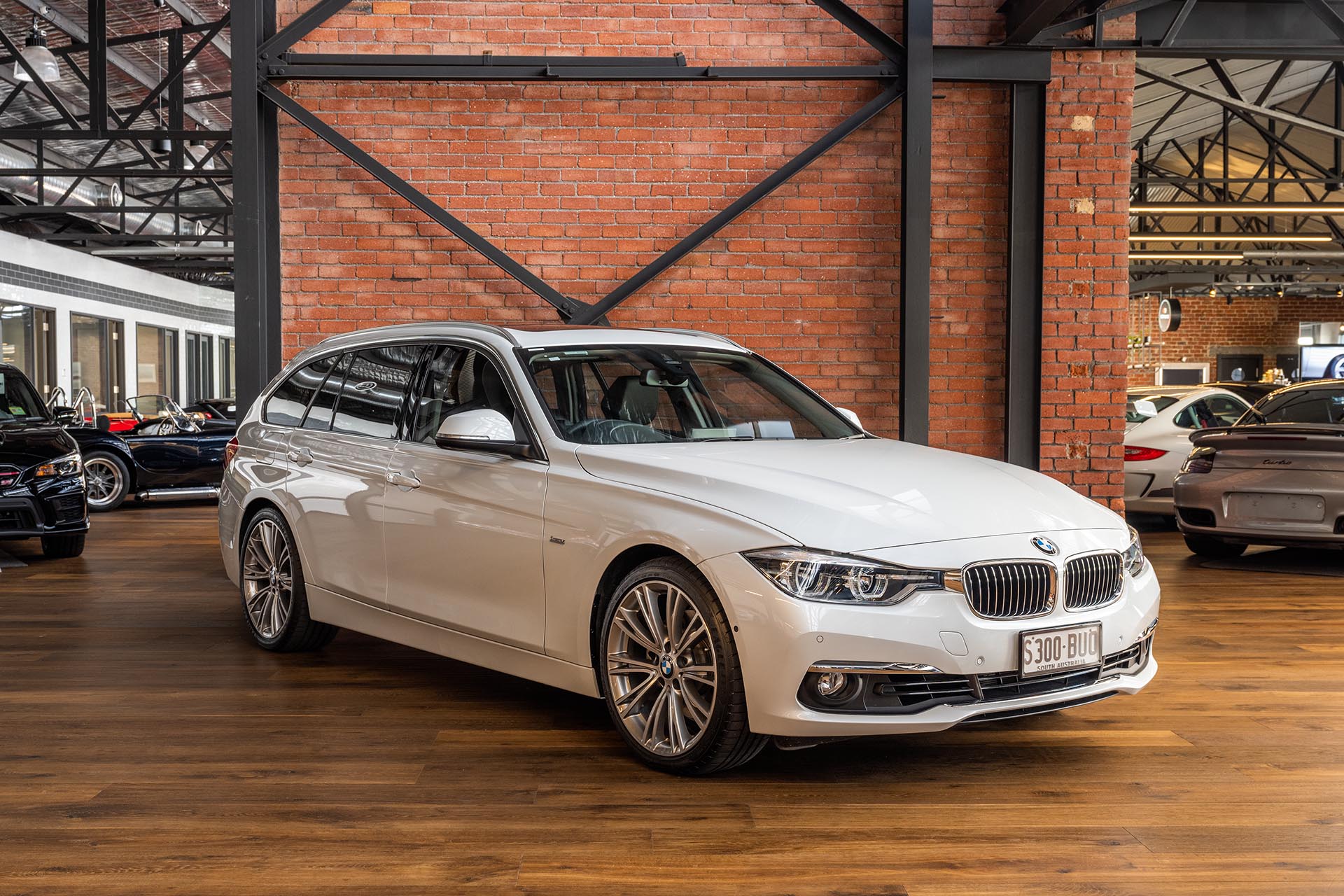 https://richmonds.com.au/wp-content/uploads/2021/09/BMW-330i-White-Touring-1.jpg