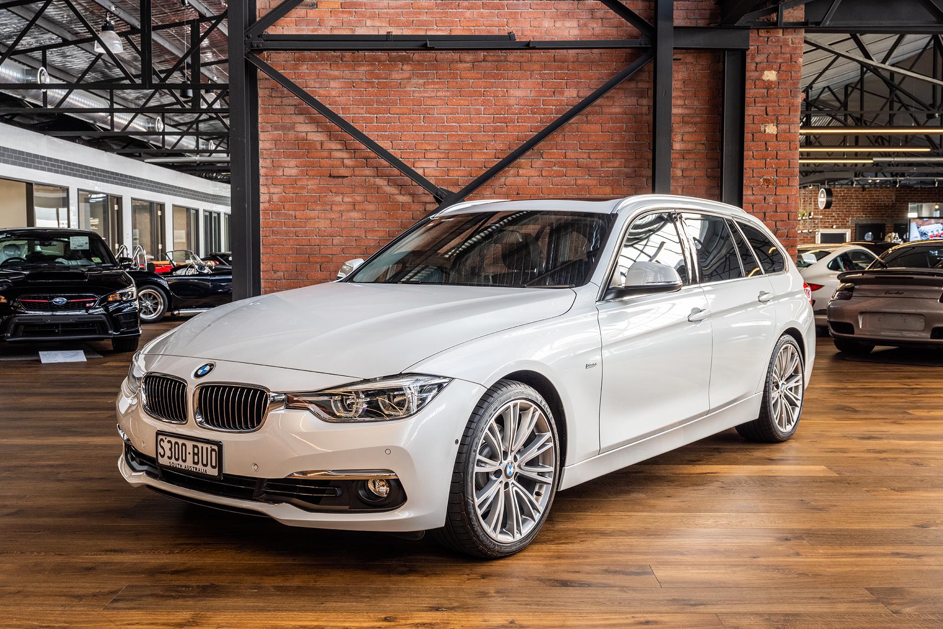 https://richmonds.com.au/wp-content/uploads/2021/09/BMW-330i-White-Touring-3.jpg